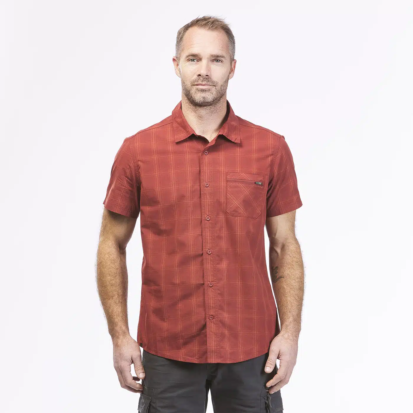 CAMISA CUADROS DE MONTAÑA Y TREKKING MANGA CORTA HOMBRE FORCLAZ TRAVEL 100 ROJO
