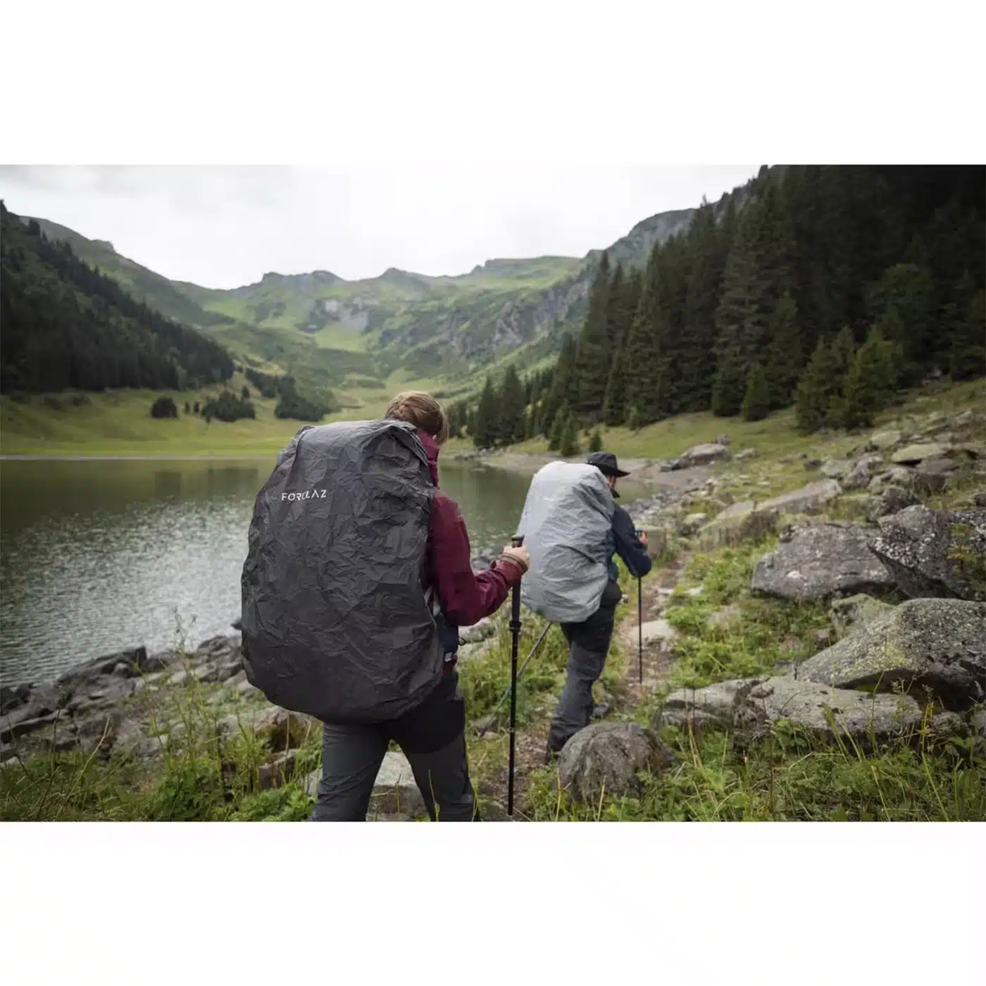 FUNDA DE MOCHILA IMPERMEABLE REFORZADA DE MONTAÑA Y TREKKING FORCLAZ 70-100 LITROS NEGRO - Imagen 4