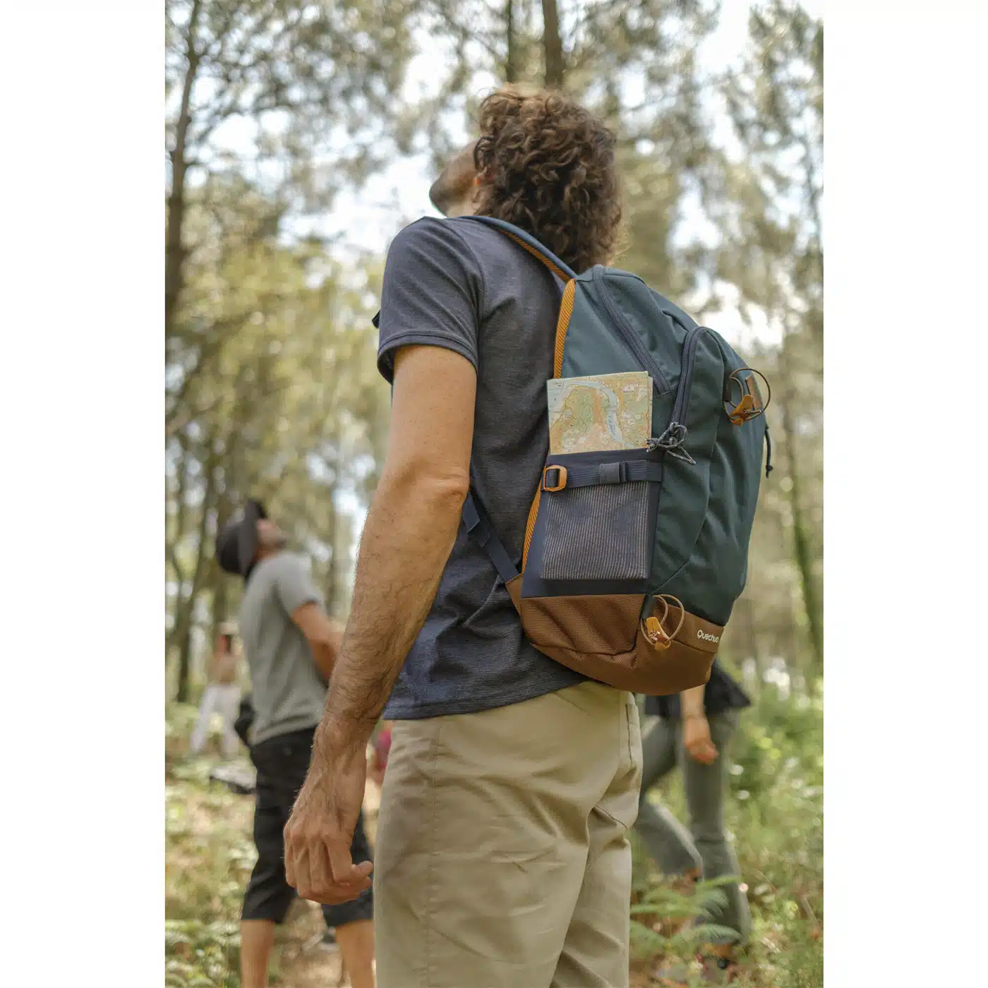 MOCHILA TREKKING CON FUNDA IMPERMEABLE 20L QUECHUA NH500 VALIJA DE MANO  AZUL - Imagen 7