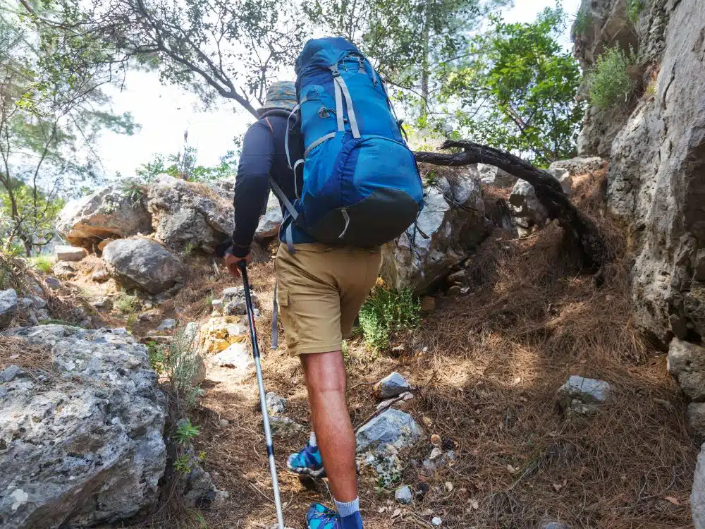 Detalle de correas y tejidos resistentes en mochila plegable para trekking