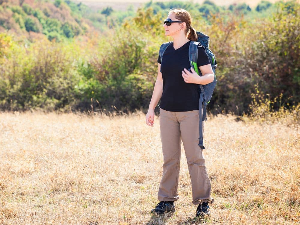 Conjunto de pantalones para trekking mujer con diferentes estilos y tejidos técnicos