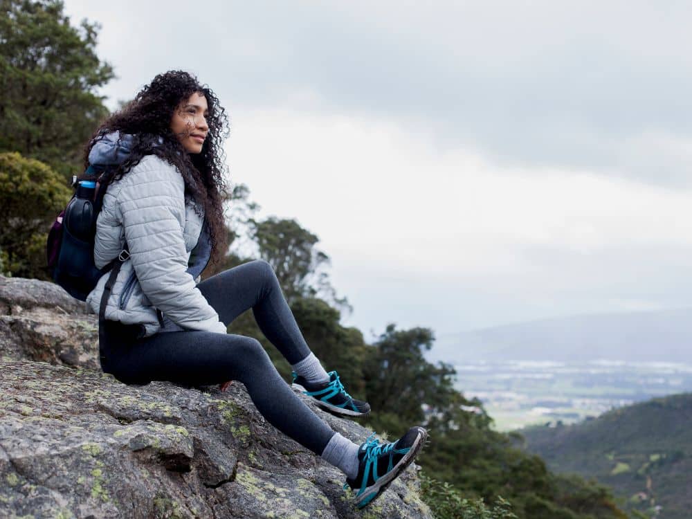 Detalle de características funcionales en pantalones softshell y convertibles para trekking