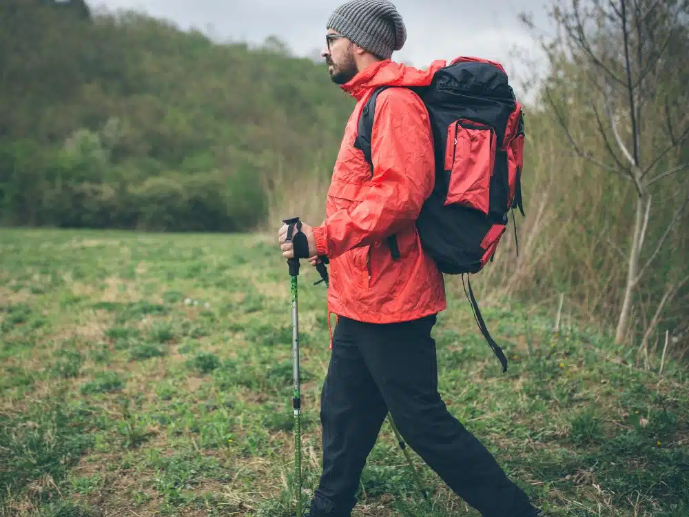 Detalle de tejido técnico y costuras en prenda térmica para trekking
