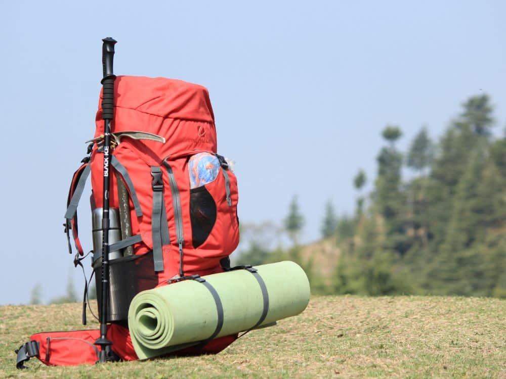 Mochila plegable compacta en mano lista para guardarse en equipaje de viaje
