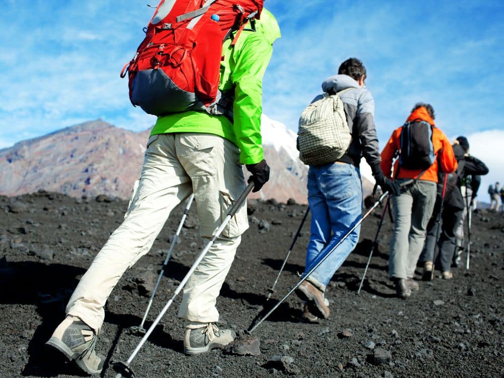 Manos lavando ropa técnica especializada para trekking con detergente adecuado