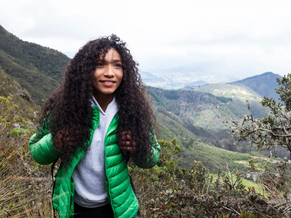 Excursionista equipado con ropa térmica caminando por sendero montañoso en Perú