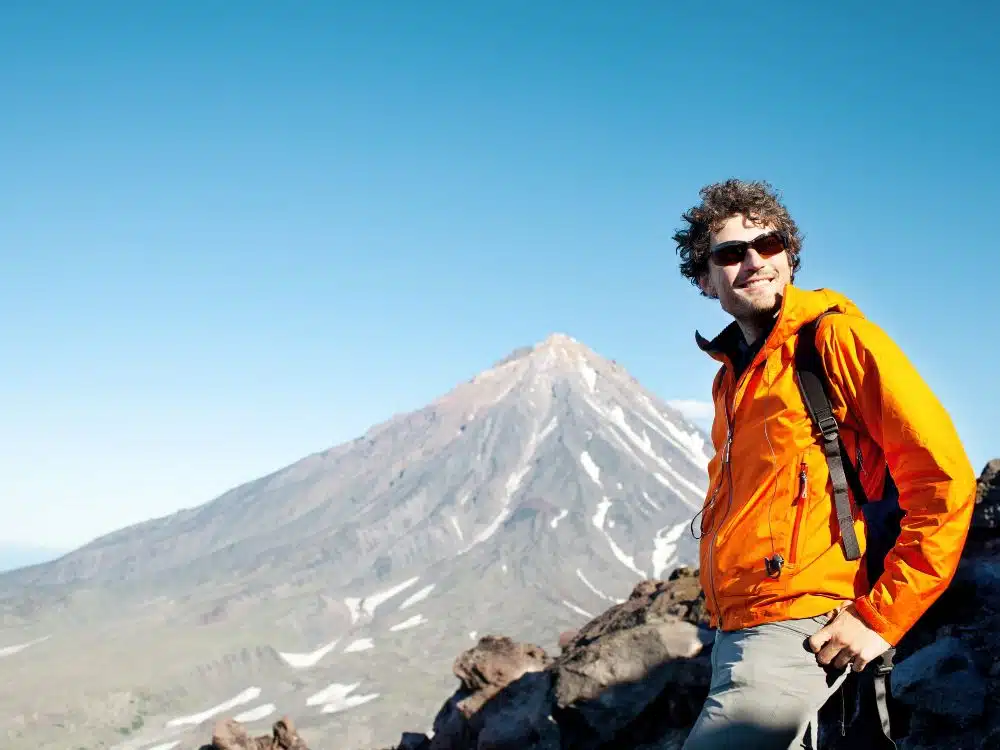 Persona usando primera capa térmica ajustada caminando por ruta montañosa en Perú