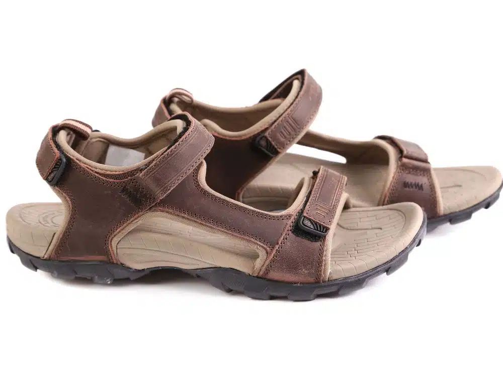 Detalle de suela antideslizante y correas ajustables en sandalia para trekking
