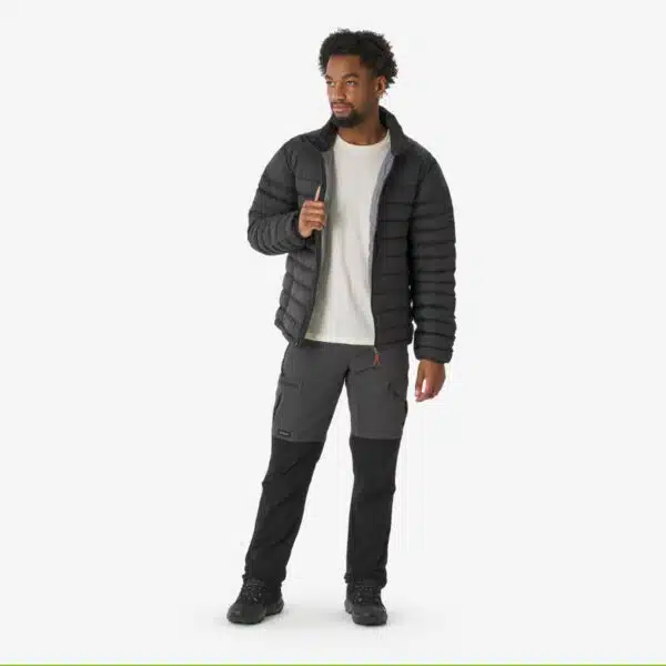 Chaqueta térmica de plumas Forclaz MT500 resistente a -10°C en expedición de montaña.