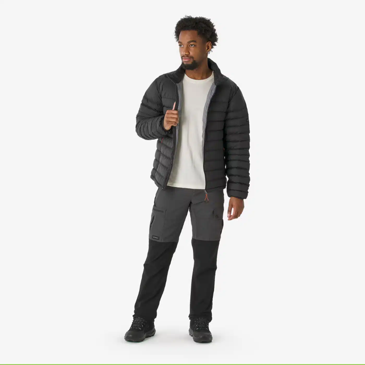 Chaqueta térmica de plumas Forclaz MT500 resistente a -10°C en expedición de montaña.