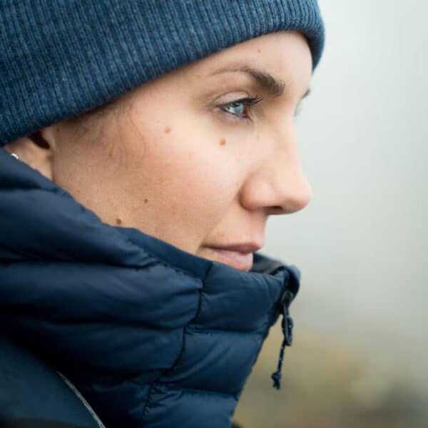 Plumífero de montaña y trekking con capucha Mujer Forclaz MT100