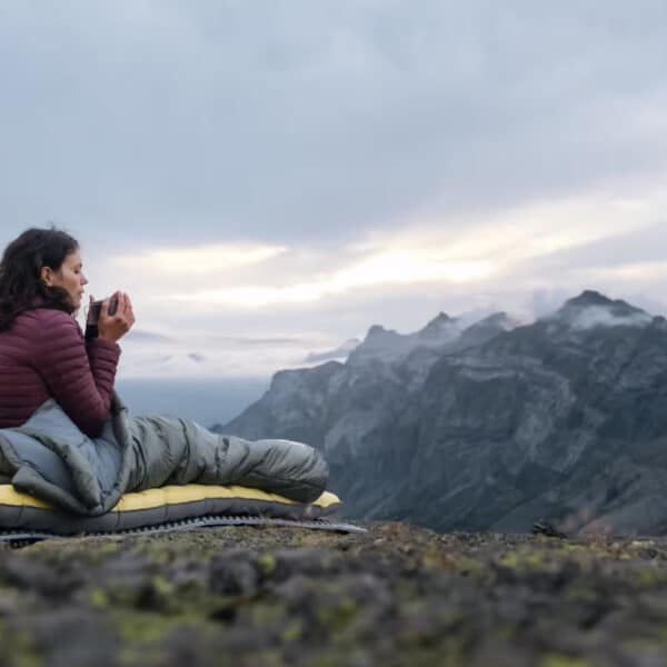 Plumífero de montaña y trekking con capucha Mujer Forclaz MT100